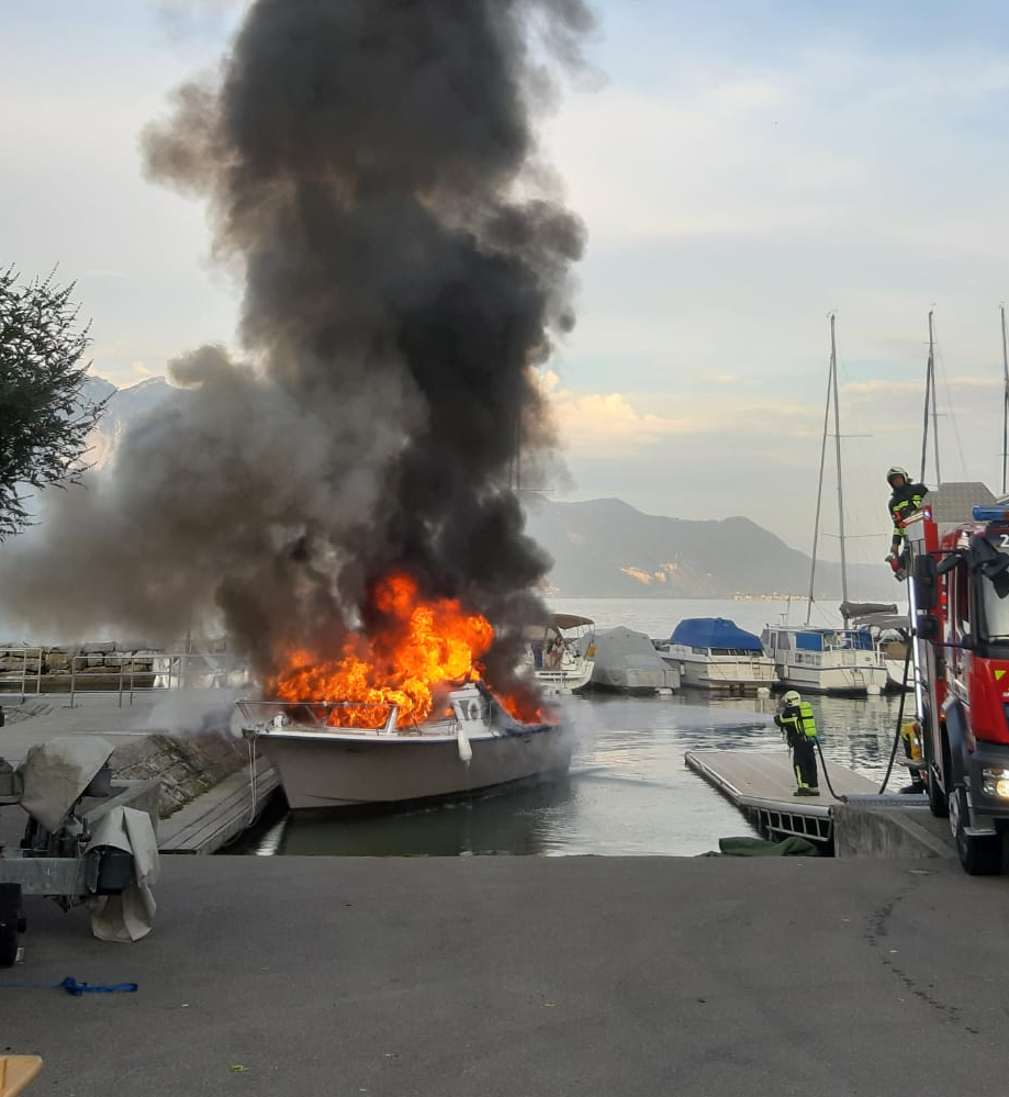Les flammes ont détruit un bateau amarré à La Tour-de-Peilz